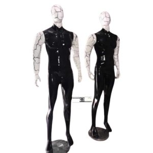 Maniquí hombre androide  traquelado